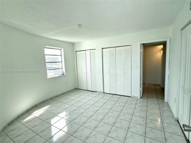 Building Photo - 2000 Biarritz Dr