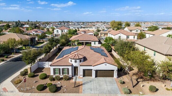 Building Photo - Stunning 4 bedroom, 3 bathroom home in the...