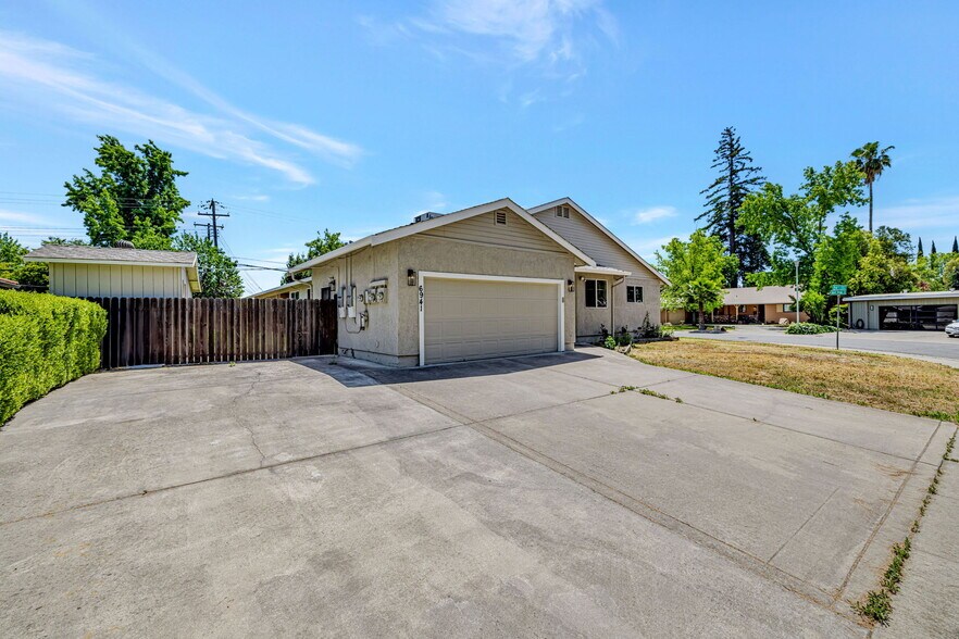 Building Photo - 6941 Golf View Dr