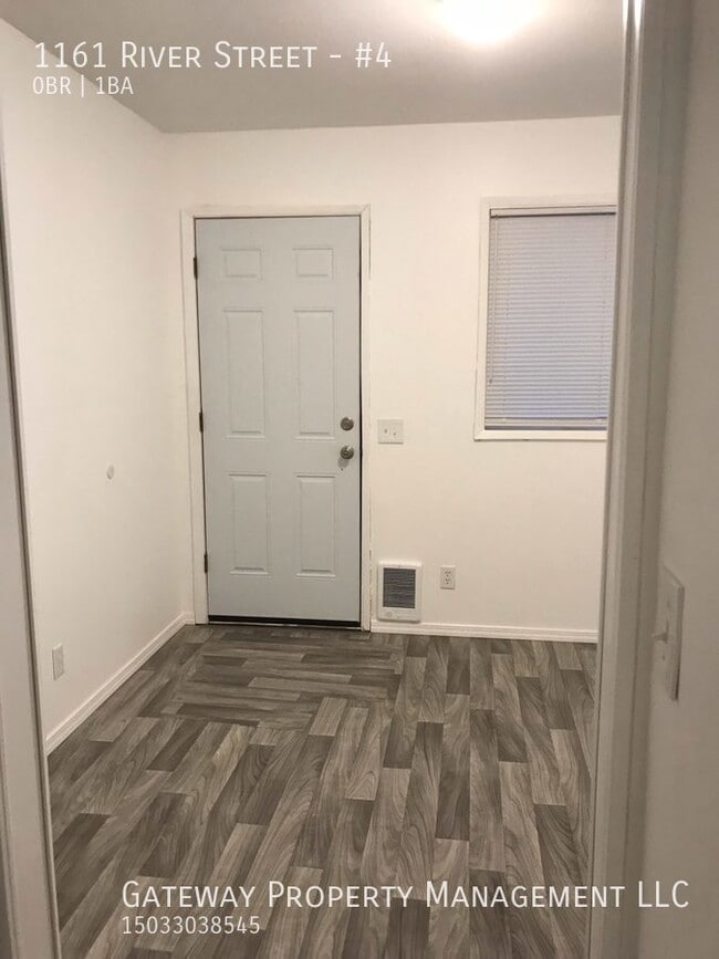 Building Photo - 1161 River St