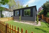 Building Photo - 556 Statesman St NE