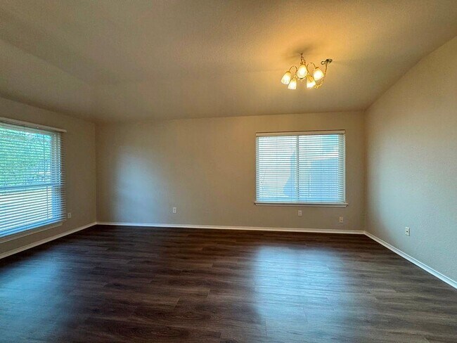 Building Photo - 1508 Highland Dr