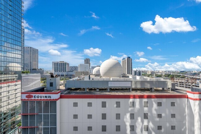 Building Photo - 851 NE 1st Ave