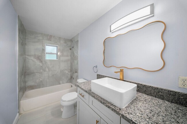 Building Photo - 5454-5456 8th Ave Fort Myers