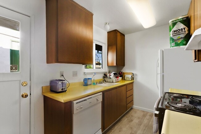 Building Photo - 2 Bedroom 2 Bedroom Home in East Davis with solar