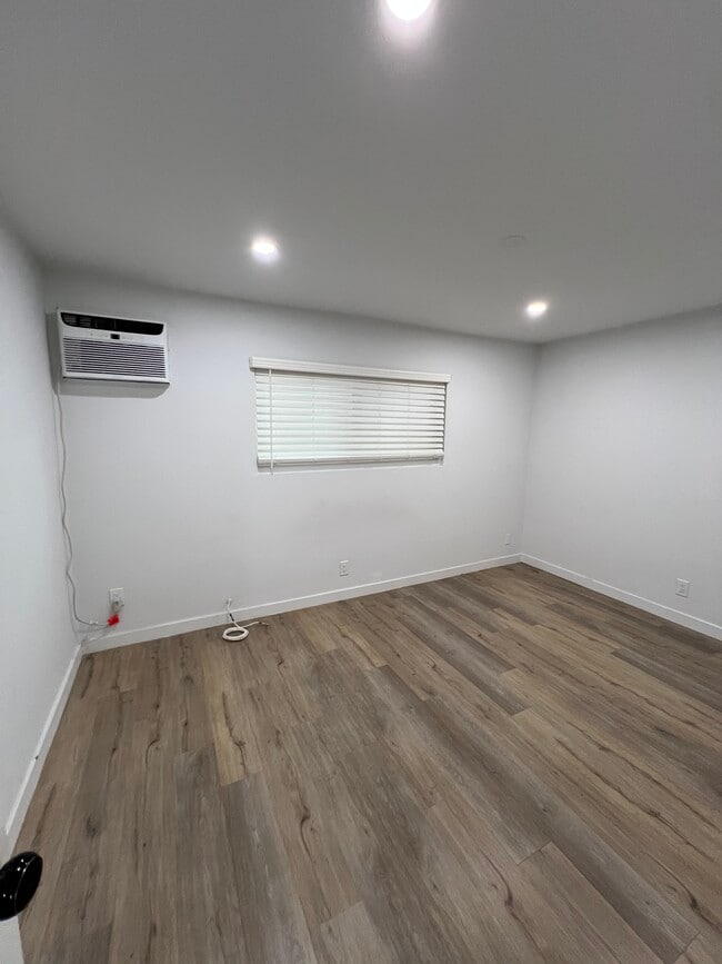 Building Photo - 5549 Fulcher Ave