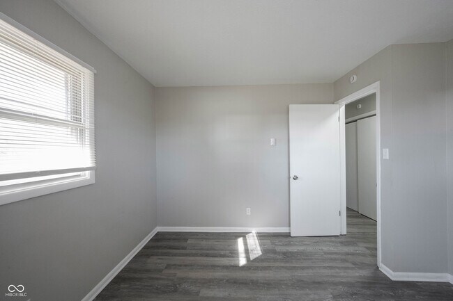 Building Photo - 570 US-52