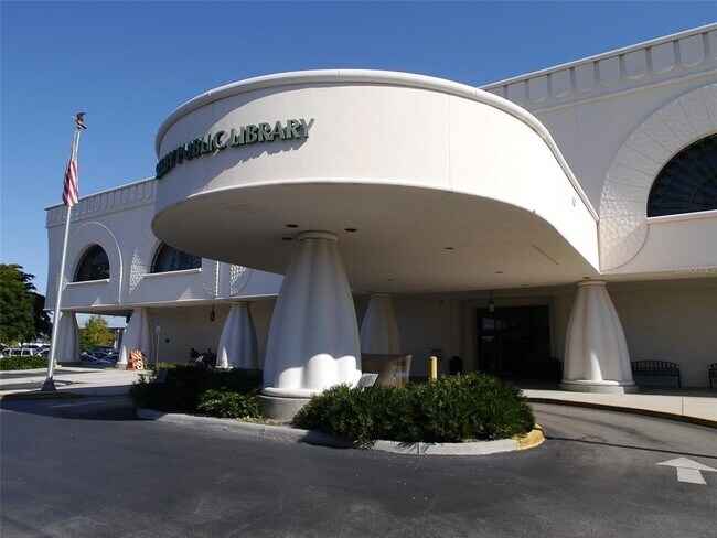 Building Photo - 512 Laurel Pk Dr