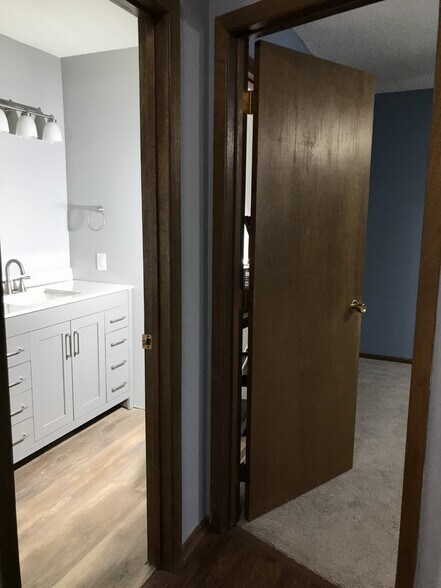 Mail level bath entrance from hallway - 1A Golden Oak Dr