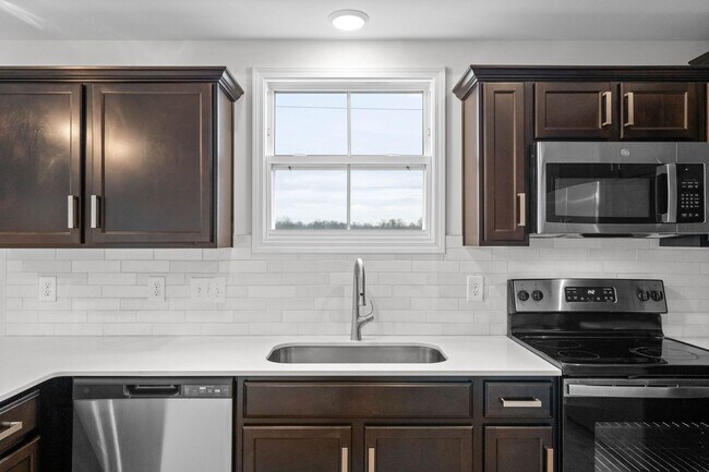 Building Photo - Pet Friendly Three Bedroom!