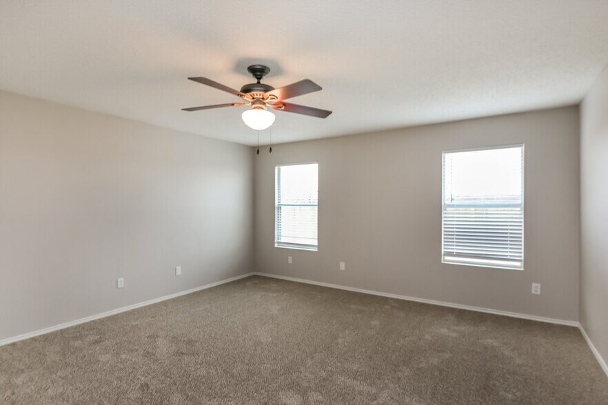 Building Photo - 565 Keble Dr