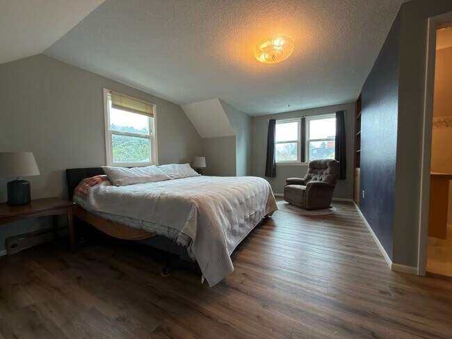 Building Photo - Modern Comfort Meets Classic Charm in South Tabor~ Fenced Backyard~ Garage~ Pets Welcome~ 94 Bike...