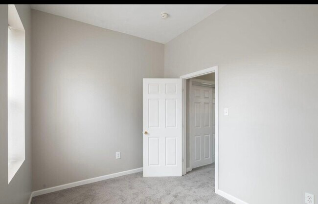 Building Photo - 1326 S Mole St