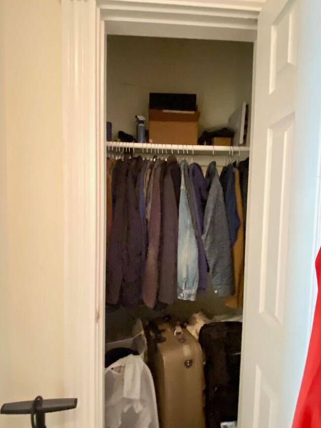 Building Photo - Nicely maintained, inexpensive studio in a...