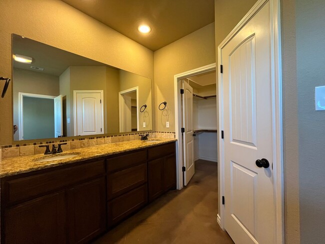 Building Photo - 3000 Silver Saddle Dr