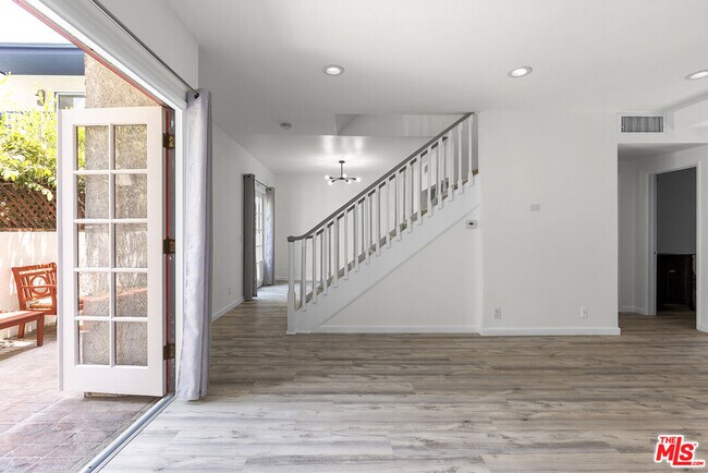 Building Photo - 212 S Hamilton Dr
