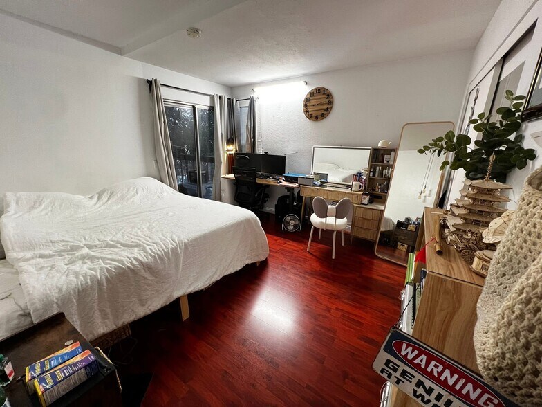 Bed 2 - 13191 Newland St
