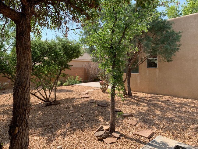 Building Photo - Lovely 3 Bedroom, 2 Bath In The NW!