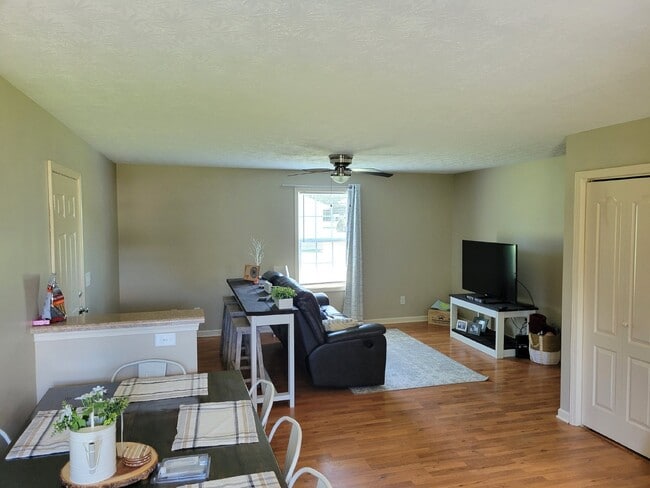 Building Photo - Spacious 2 bedroom, 2 full bath unit