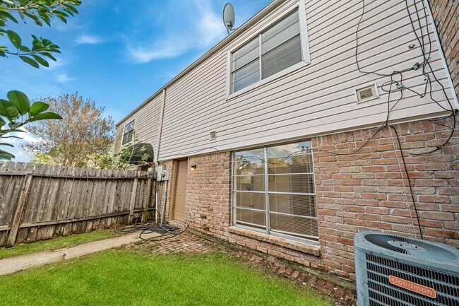 Building Photo - 8726 Wilcrest Dr