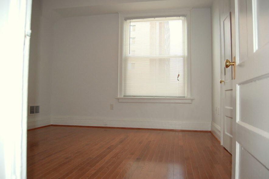 Master bedroom - 485 Elmwood Ave