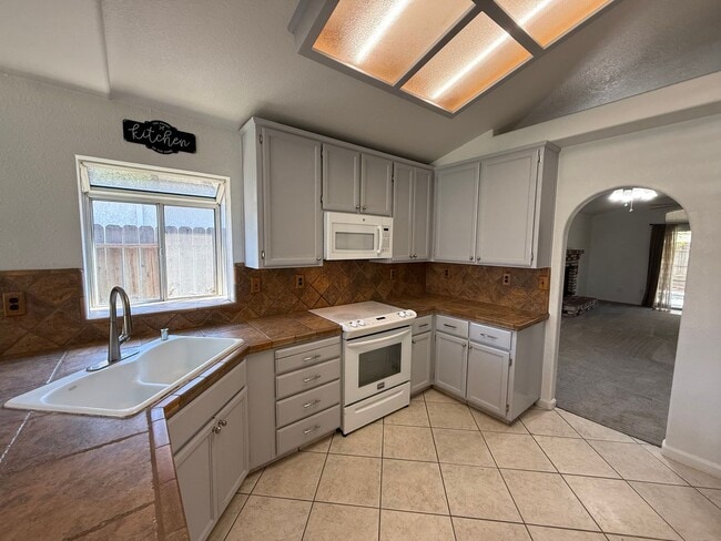 Building Photo - 4-bedroom Single Story home in Ripon!