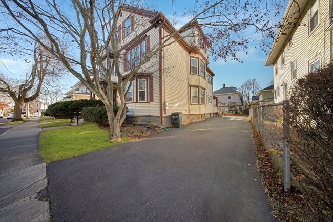 Building Photo - 85 Kemper St