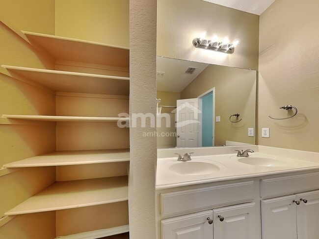 Building Photo - 2821 Bentridge Dr