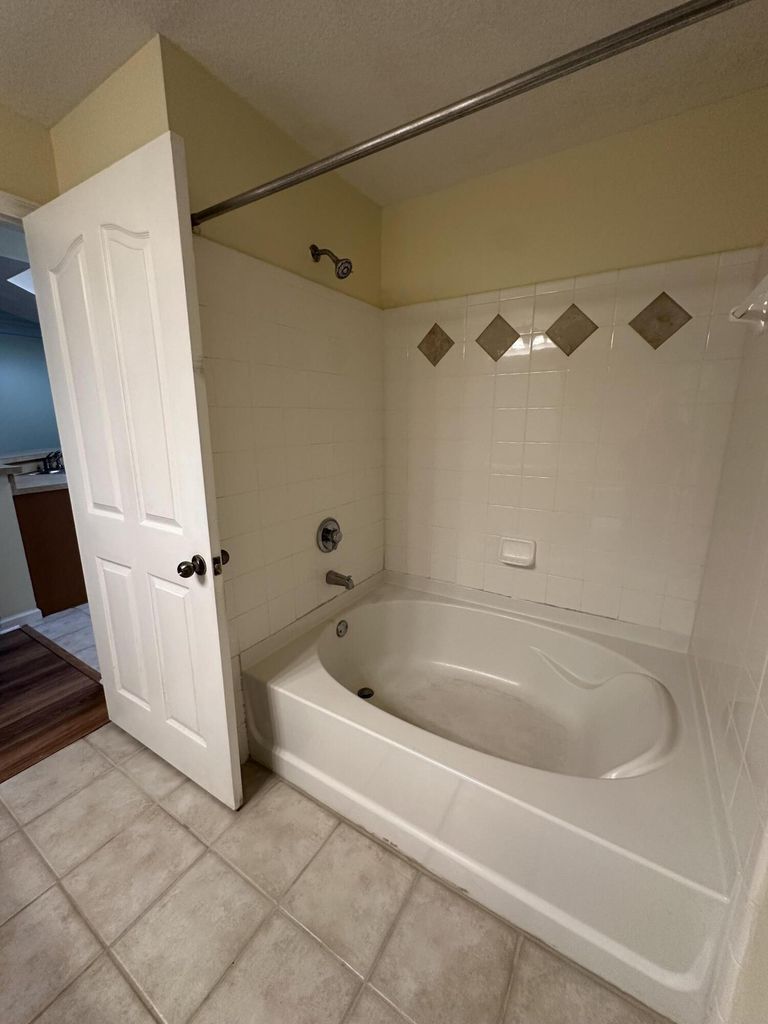 Building Photo - 9905 Baywinds Dr