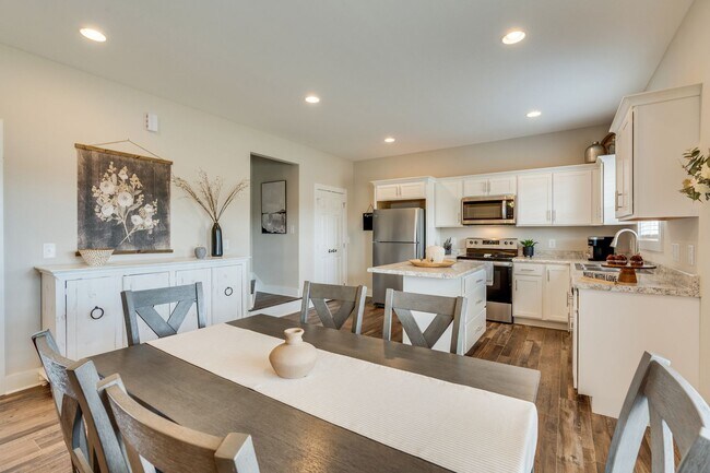 Building Photo - Beautifully Furnished Executive Home – Fle...