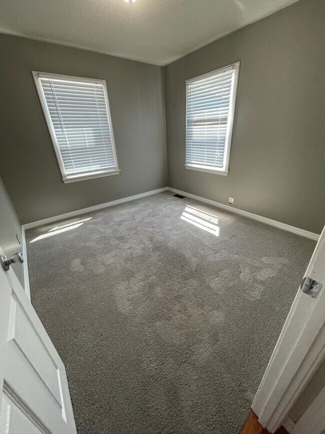 Building Photo - 2 Bedroom, 1 bathroom with Detached Garage!