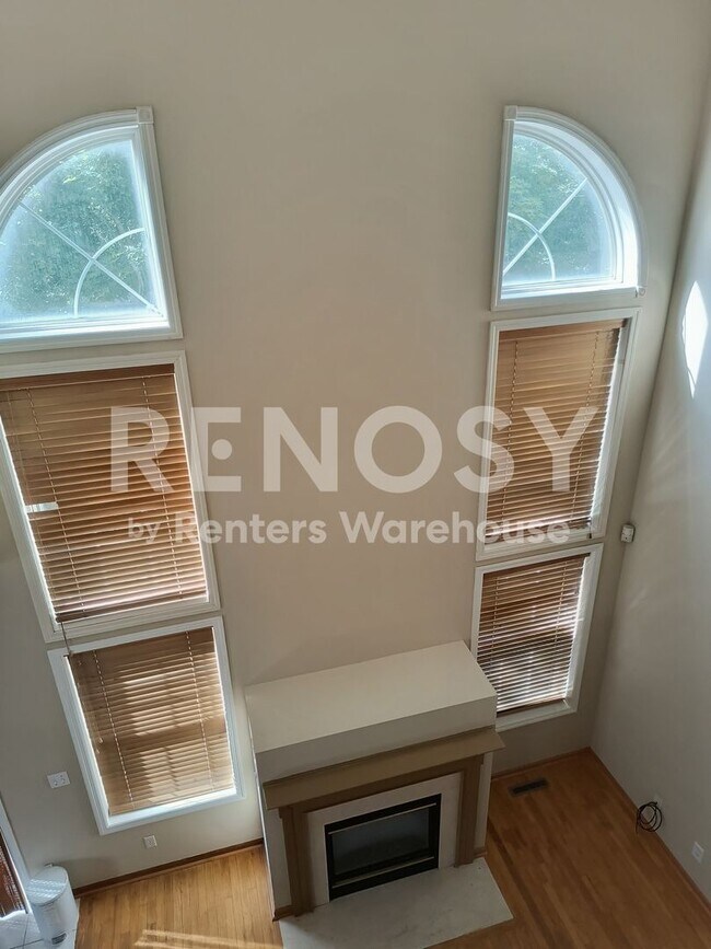 Building Photo - 4BD/3.5BA Townhome in Apple Valley Available Now!