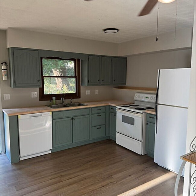 Building Photo - 319 1/2 N. Elm St.