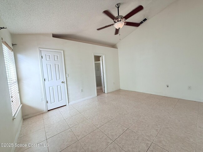 Building Photo - 3232 Wallace Ave