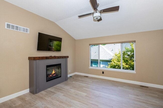 Building Photo - Spacious Patio Home 3 Bed 3 Bath