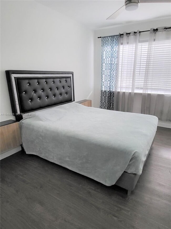 Building Photo - 2250 Bay Dr