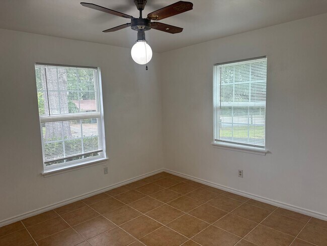 Building Photo - 2213 Suanne Dr