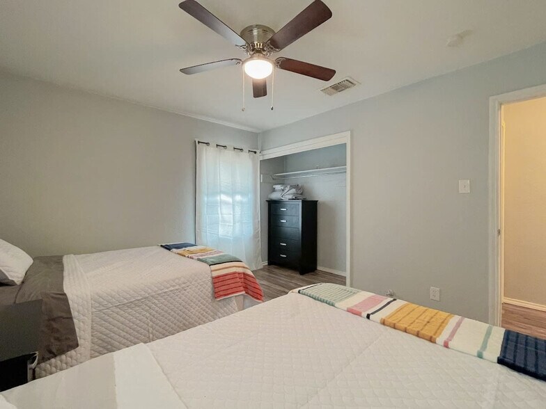 Building Photo - 4310 Tropical Dr