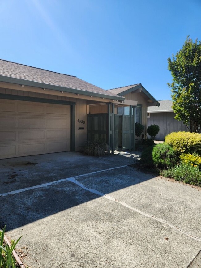 Building Photo - Very nice 2 Bd, 2 Bath Triplex w/yard in OAKMONT - Oakmont is a senior community.