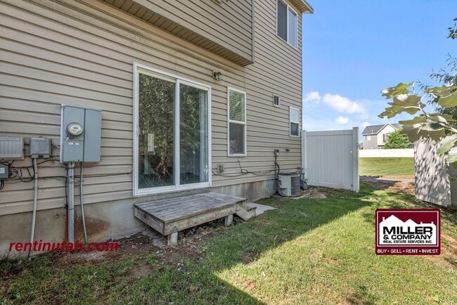 Building Photo - Cute Town House in gated community!!