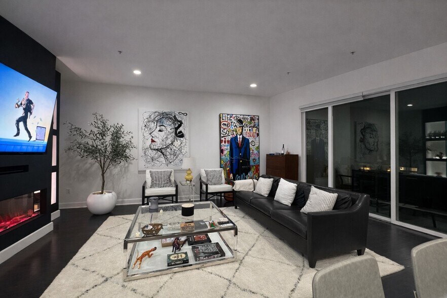 Building Photo - 300 E 4th St