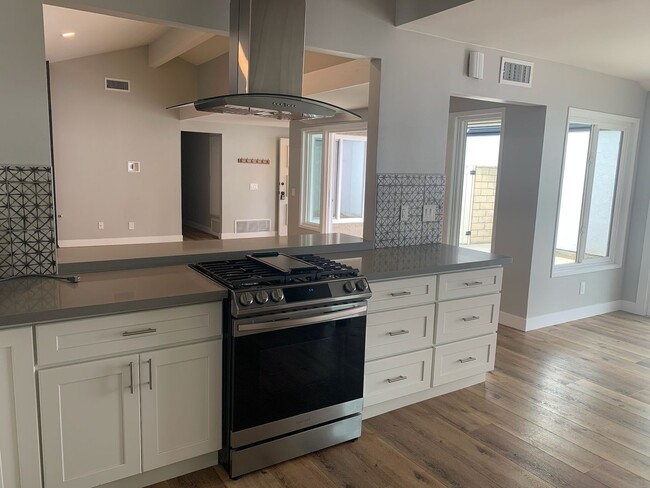 Building Photo - Updated and spacious single-story house on...