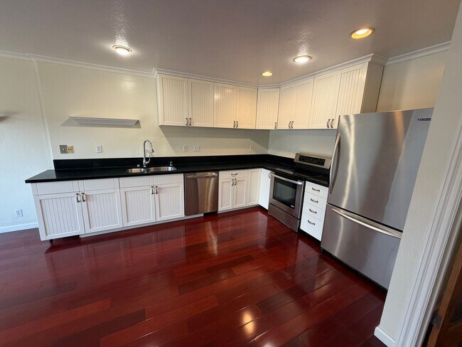 Building Photo - 3423 Catalina Ave