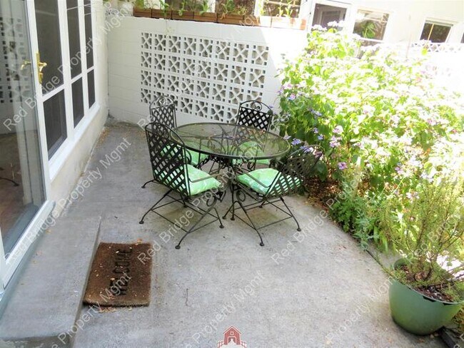 Building Photo - Hidden Gem 1 BR Condo NE 67th & Halsey
