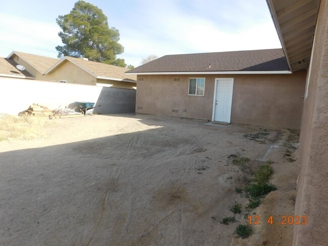 Building Photo - Spacious 3-bedroom, 2-bathroom home