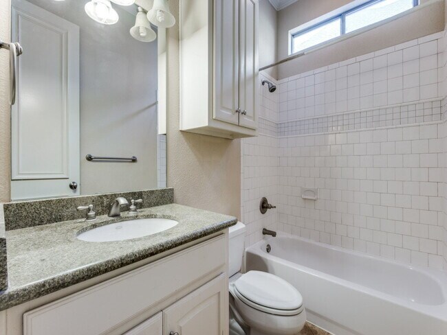 Building Photo - 3 bedroom 3 bath Duplex