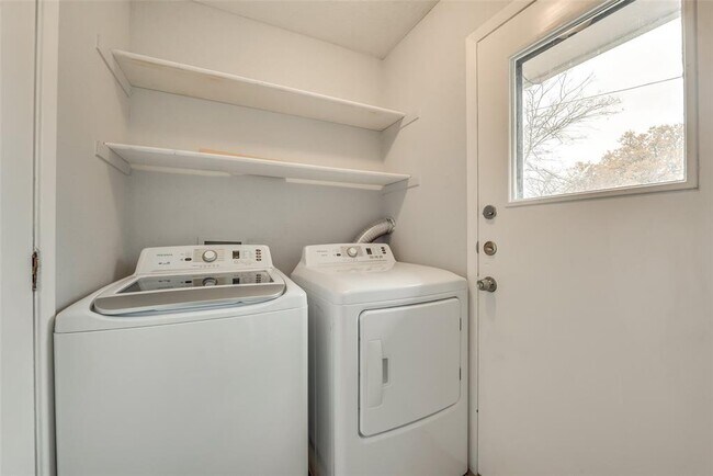 Building Photo - 1125 Shady Elm Ct