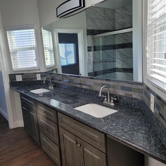 Building Photo - 812 15th St