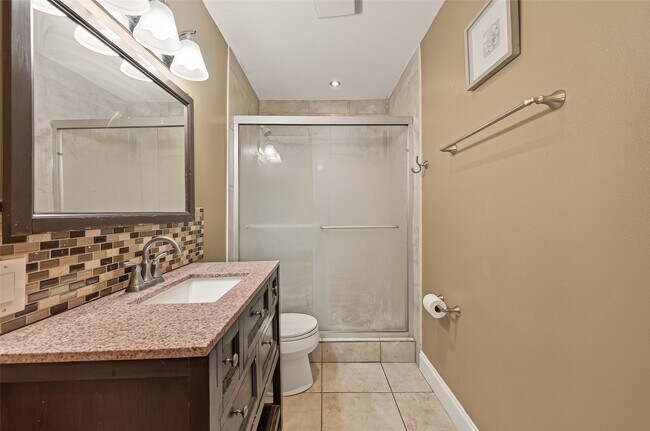 Building Photo - 2201 Fountain View Dr