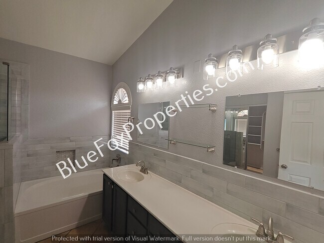 Building Photo - 9048 N Palm Brook Dr